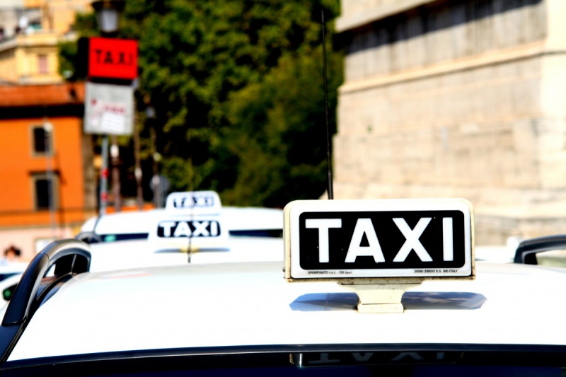 taxis-CAUSSOLS-min_taxi_auto_rome_road_white-1051610